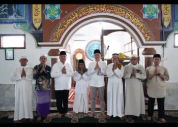 Kali Pertama Sekda Shalat Id Di Panaragan, Bagikan 1 Ekor Kambing. Sambangi Kediaman Kepala Tiyuh