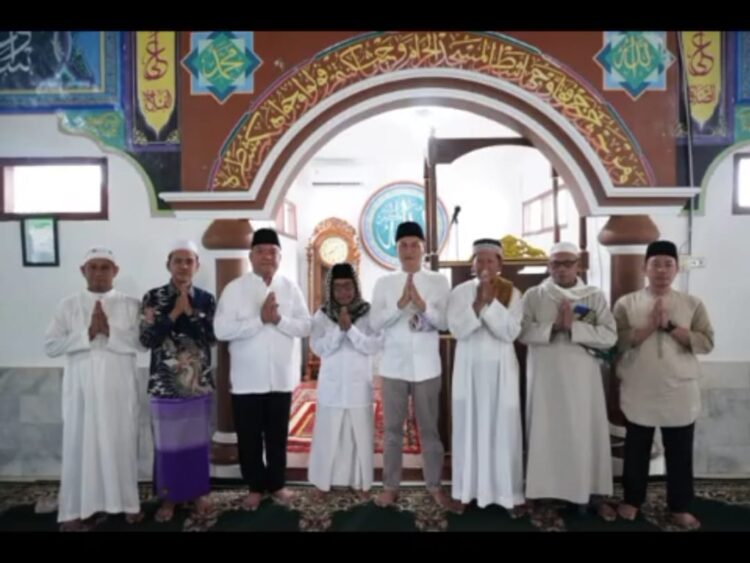 Kali Pertama Sekda Shalat Id Di Panaragan, Bagikan 1 Ekor Kambing. Sambangi Kediaman Kepala Tiyuh