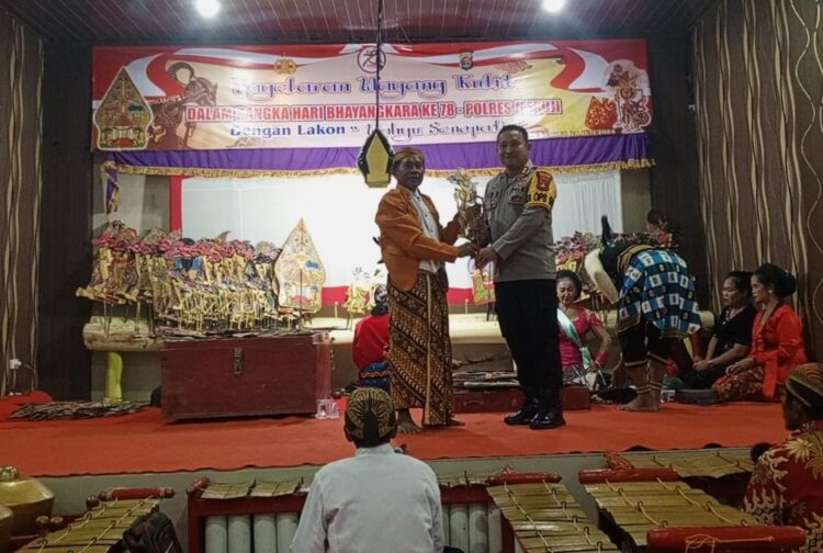 Rangkaian HUT Bhayangkara ke 78, Polres Mesuji Gelar Pagelaran Wayang Kulit