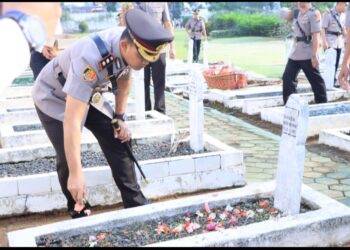 Kapolres Lampura Ziarah dan Tabur Bunga di Makam Pahlawan Kotabumi