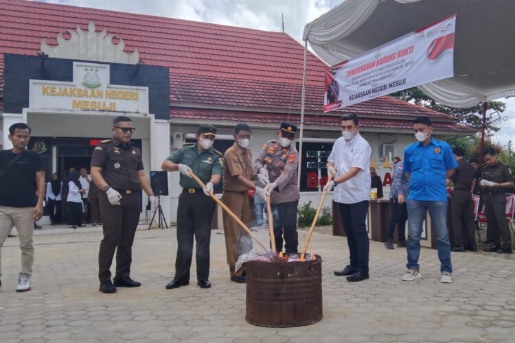 Kejari Mesuji Gelar Pemusnahan Barang Bukti Yang Telah Berkekuatan Hukum Tetap