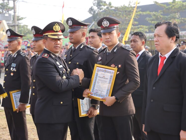 HUT Bhayangkara Ke-78, Polres Pringsewu Berikan Penghargaan Terhadap Puluhan Personel Polri dan Masyarakat Umum