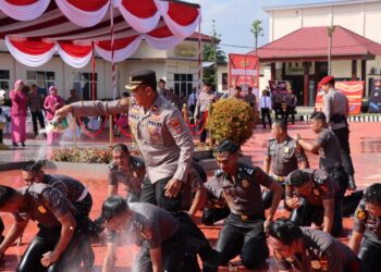 Kapolres Mesuji Pimpin Upacara Kenaikan Pangkat 22 Personelnya