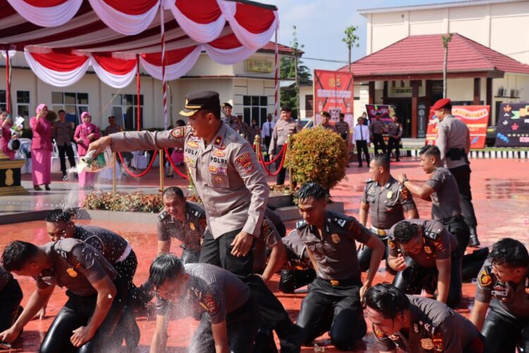 Kapolres Mesuji Pimpin Upacara Kenaikan Pangkat 22 Personelnya