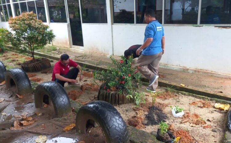 Manfaatkan Lahan Kosong Disekitar Pekarangan Rumah, Camat RJU Ajak Masyarakat Tanam Sayuran dan Apotik Hidup