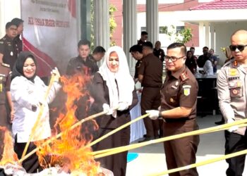 Kejaksaan Negeri Pringsewu Musnahkan Barang Bukti Tindak Pidana Yang Telah Berkekuatan Hukum Tetap (INKRACHT)