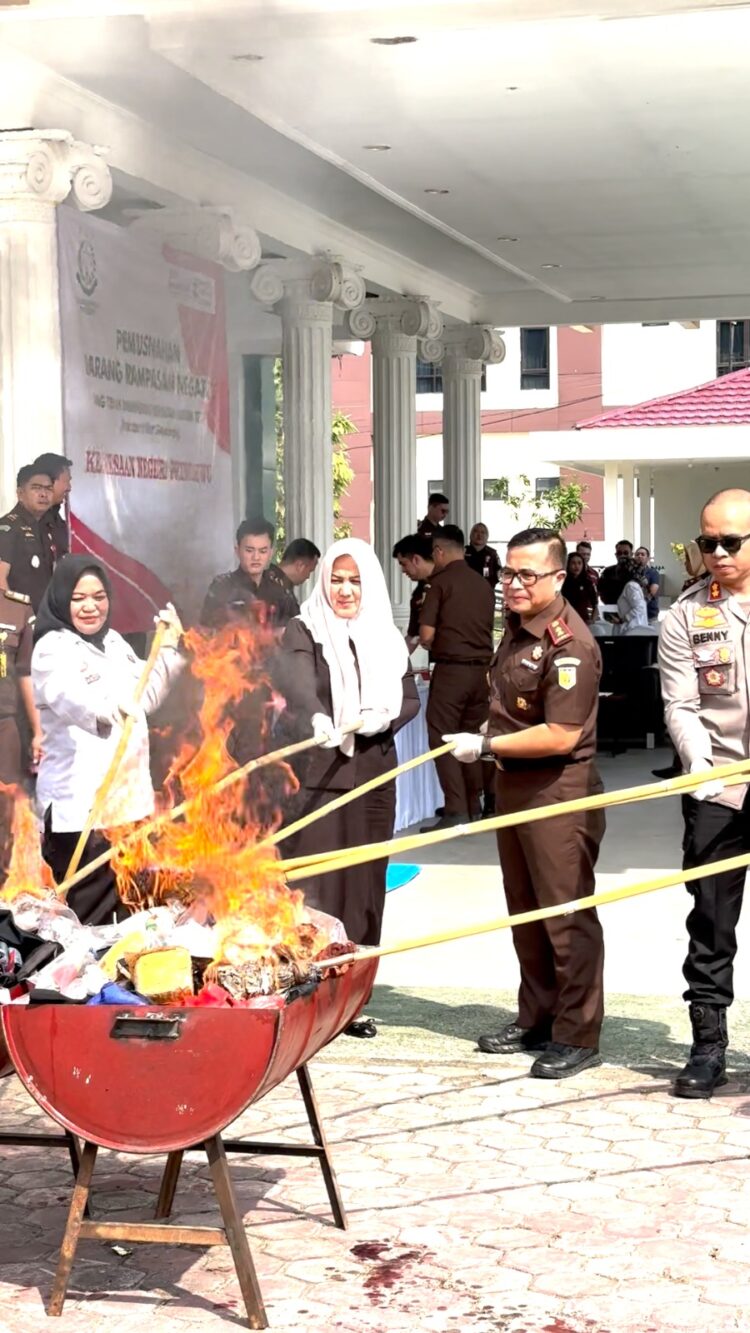 Kejaksaan Negeri Pringsewu Musnahkan Barang Bukti Tindak Pidana Yang Telah Berkekuatan Hukum Tetap (INKRACHT)