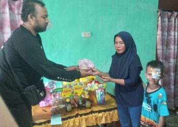 Sentra Wyata Guna Bandung Salurkan Bantuan Untuk Rafi, Warga Mesuji Penderita Tumor di Mata