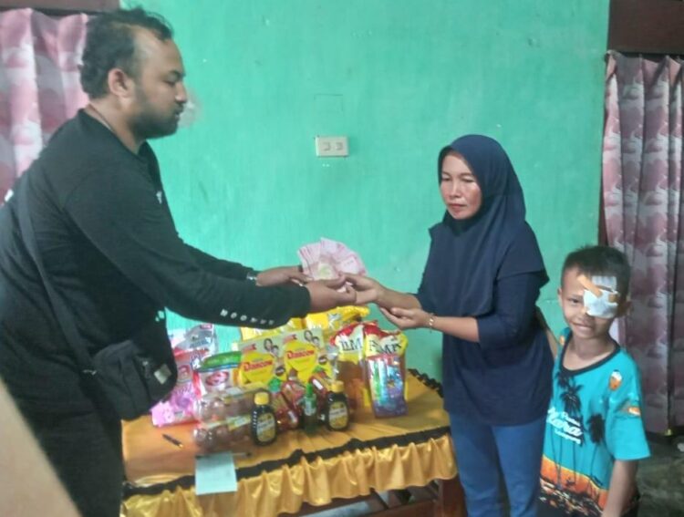 Sentra Wyata Guna Bandung Salurkan Bantuan Untuk Rafi, Warga Mesuji Penderita Tumor di Mata