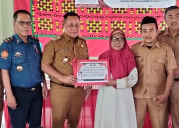 Damkarmat Lamsel serahkan Bantuan 10 juta untuk warga kebakaran