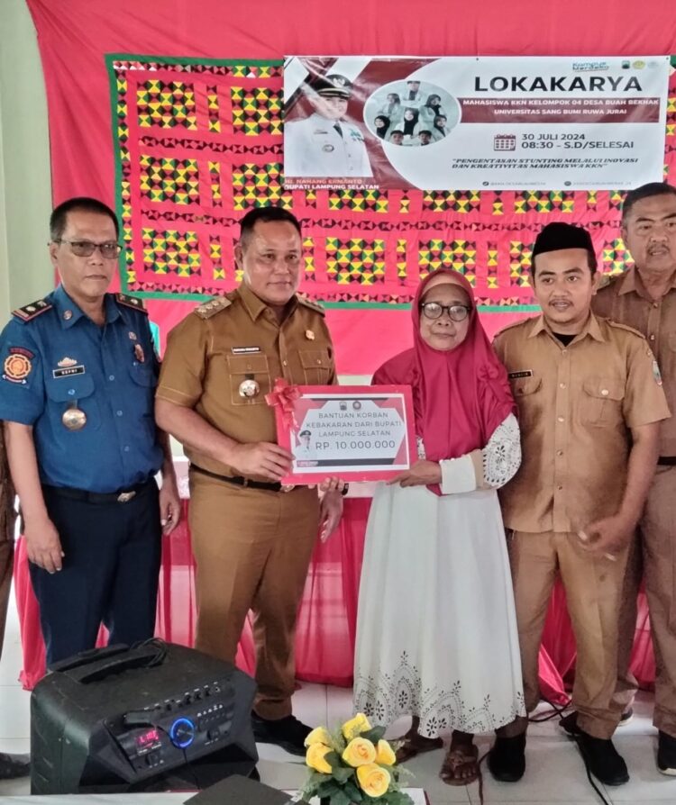 Damkarmat Lamsel serahkan Bantuan 10 juta untuk warga kebakaran