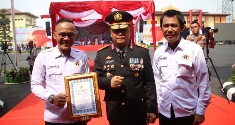 Kapolda Lampung Beri Penghargaan Kepada PWI Lampura