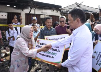 PJ Gubernur Bersama PJ Bupati Tubaba Serahkan Bantuan 50 Juta untuk Korban Kebakaran
