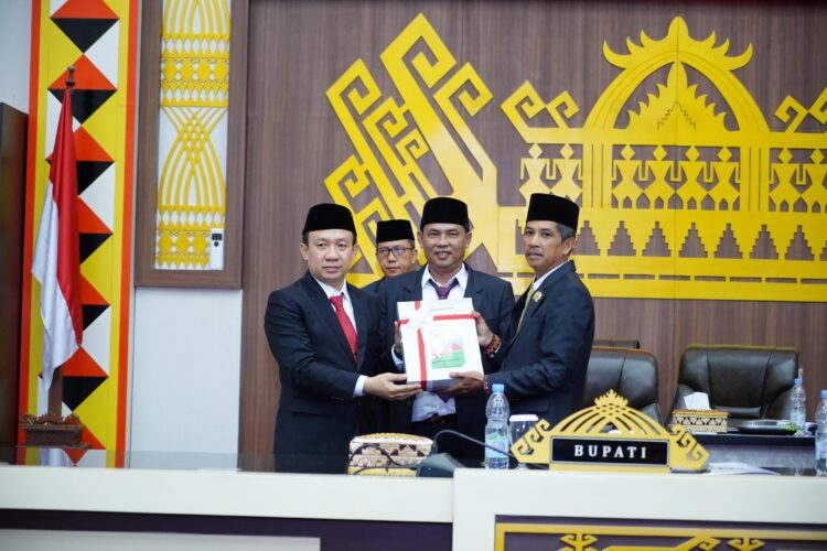 Pj.Bupati Pringsewu & DPRD Sahkan APBD-P 2024 & RPJPD 2025-2045 Sekaligus Sampaikan APBD 2025