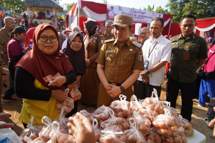 Pj. Bupati Pringsewu Dr. Marindo Kurniawan, ST., MM Membuka Kegiatan Gerakan Pangan Murah (GPM) Bersubsidi Tahun 2024 di Lapangan Pekon Bumiarum