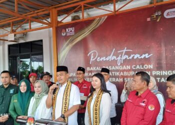 Fauzi – Laras Di Dampingin Ayah Mendaftar ke KPUD Pringsewu sebagai calon Bupati dan wakil bupati pringsewu