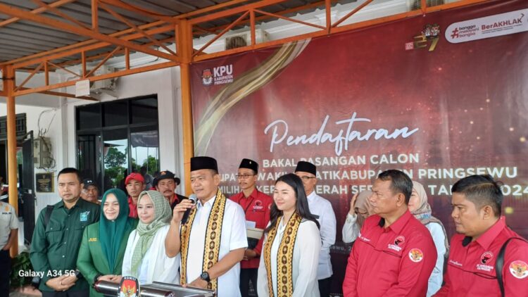 Fauzi – Laras Di Dampingin Ayah Mendaftar ke KPUD Pringsewu sebagai calon Bupati dan wakil bupati pringsewu