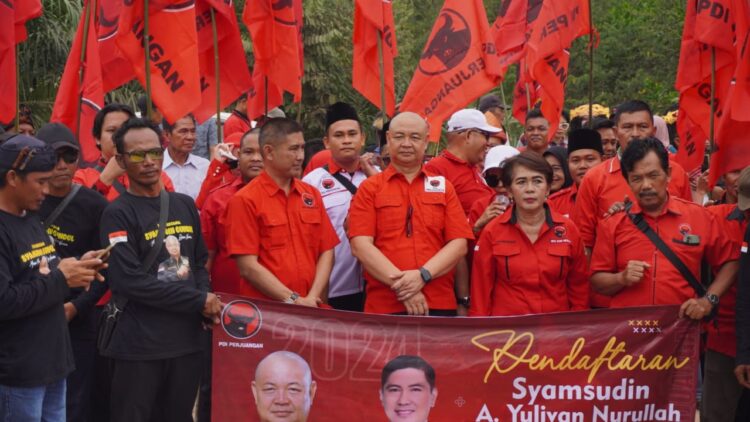 Dihari Terakhir, Syamsuddin – Yulivan Daftar ke KPU Dikawal Pengurus dan Kader PDIP Mesuji