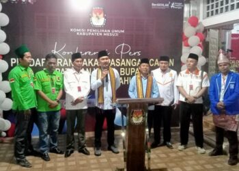 Diiringi Lantunan Shalawat, Paslon Suprapto-Fuad Amrullah Daftarkan Diri ke KPU Mesuji