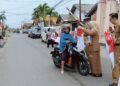 HUT RI ke – 79 Dinas Pendidikan Lampura Bagikan Bendera Merah Putih