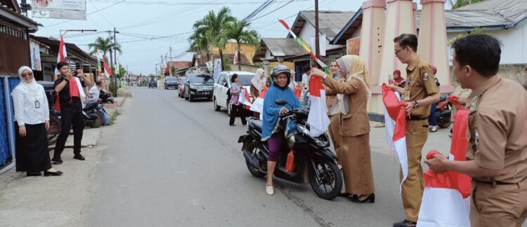 HUT RI ke – 79 Dinas Pendidikan Lampura Bagikan Bendera Merah Putih