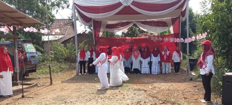 Unik, HuT RI Ke – 79, Ibu Ibu RT 03, RW 05 Tanjung Aman, Gelar Upacara Bendera