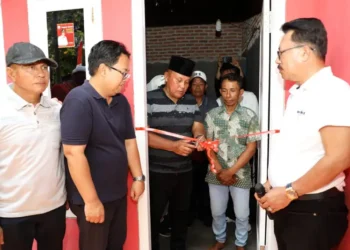 Usai jalan sehat, Nanang Serahkan Bantuan program bedah rumah untuk 10 orang warga