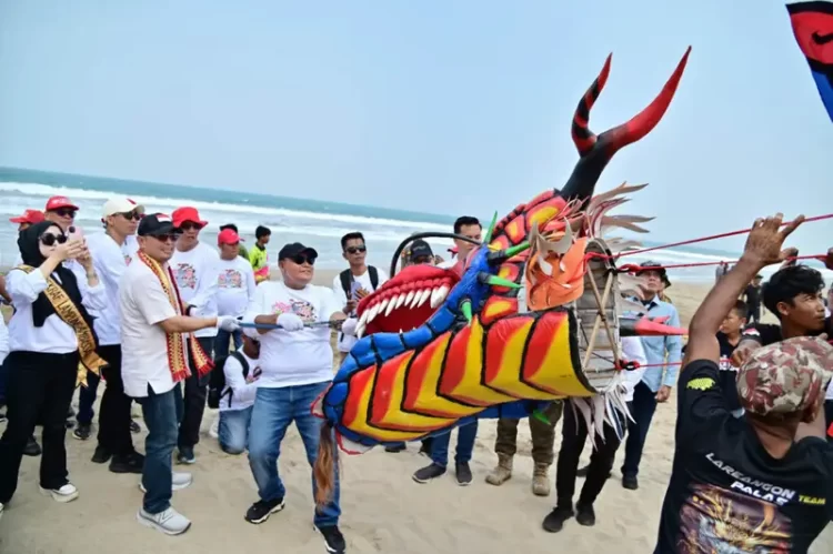 Nanang Ermanto, resmi buka Kalianda Kite Festival III