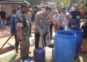 Polres Pringsewu Distribusikan 4.000 Liter Air Bersih untuk Warga Terdampak Kekeringan