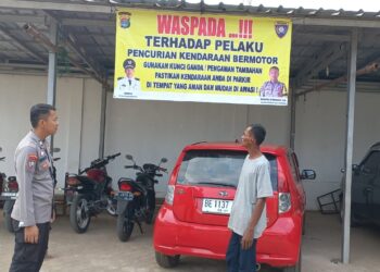 Bhabinkamtibmas Polres Pringsewu Pasang Banner Kamtibmas, Imbau Warga Waspada Curanmor
