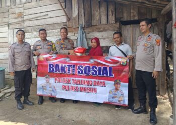 Bakti Sosial, Polsek Tanjung Raya Polres Mesuji Bagikan Sembako Untuk Warga Kurang Mampu