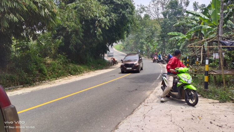 Camat Way Tenong, Himbau Warga Jangan Buang Sampah Sembarangan