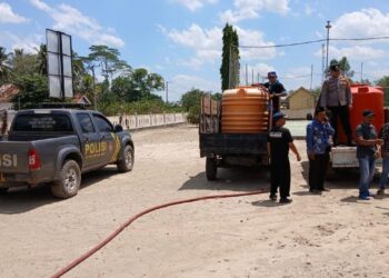 Kolaborasi Polres Mesuji dan Damkar Mesuji, Bagikan Air Bersih di Kecamatan Tanjung Raya