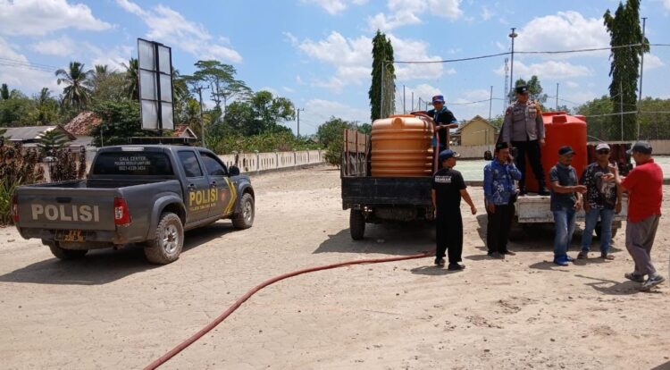 Kolaborasi Polres Mesuji dan Damkar Mesuji, Bagikan Air Bersih di Kecamatan Tanjung Raya