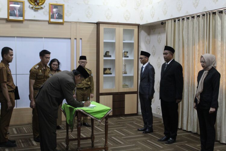 Tiga Pejabat Administrator Dinas Dukcapil Pringsewu Dilantik