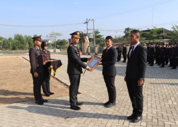 Kapolres Pringsewu Berikan Penghargaan kepada Sepuluh Personel Berprestasi