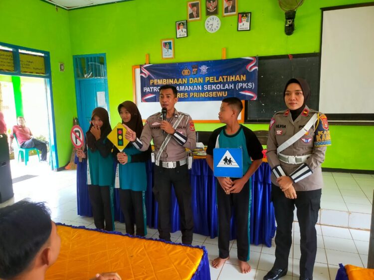 Satlantas Polres Pringsewu Gelar Pembinaan dan Pelatihan Patroli Keamanan Sekolah di SMPN 3 Gadingrejo