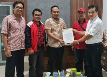 Caption foto : Tim Bidang Hukum dan Advokasi pasangan Calon Bupati Kabupaten Pringsewu nomor urut 1 Dr. Fauzi dan Laras Tri Handayani melaporkan adanya kerusakan ratusan Alat Peraga Kampanye (APK) bergambar Fauzi-Laras oleh orang tak bertanggung ke Ketua Bawaslu Saprondi.