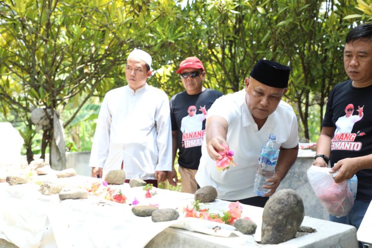 Nanang Ermanto sempatkan berziarah ke makam pahlawan Radin Inten II   Nanang Ermnato:”Mohon izin dan do’a mengenai memimpin Lampung Selatan, kedepan melanjutkan dapat melaksanakan amanah.