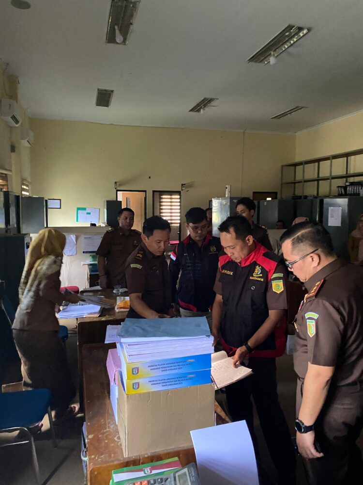 Tim Penyidik Kejaksaan Negeri Pringsewu Lakukan Penggeledahan dalam Kasus Dugaan Korupsi Dana Hibah LPTQ Pringsewu