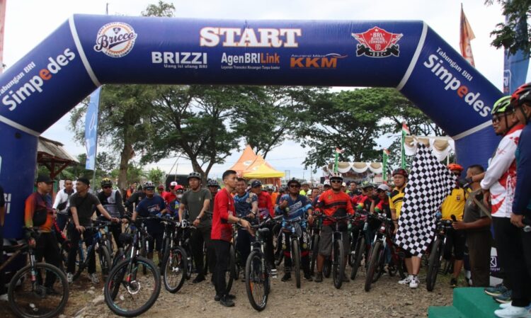 Bertabur Doorprize, Antusias Pejabat Dan Masyarakat Kotabumi Ikuti Fun Bike Kodim 0412 Lampura
