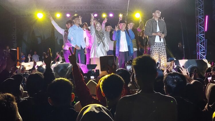 Salam Dua Jari Banjiri Lapangan Ngarip, Saleh Asnawi-Agus Suranto di Atas Angin