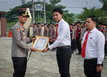 43 Personel Polres Pringsewu Terima Penghargaan Atas Prestasi Ungkap Kasus Pemerasan dan Narkotika