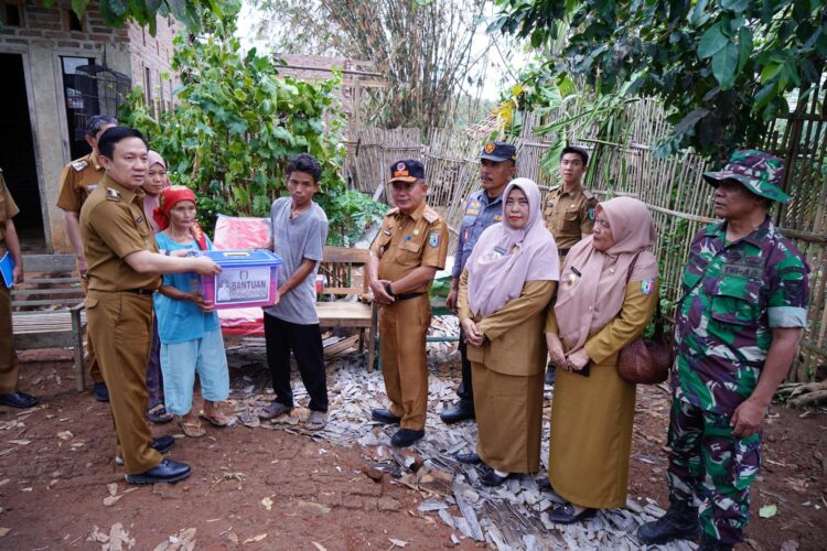 Pj Bupati Pringsewu Serahkan Bantuan Korban Angin Puting Beliung