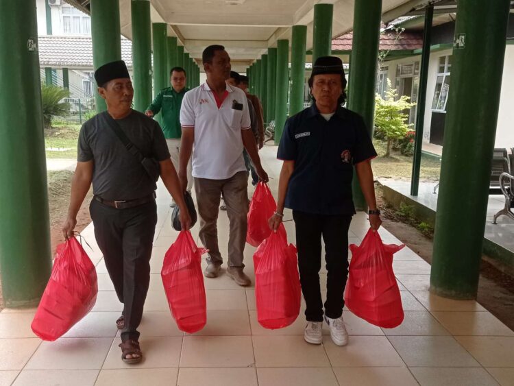 Aksi Sosial Jajaran PWI Pringsewu Berbagi 150 Nasi Bungkus.
