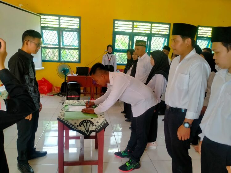 Usai Lantik 36 PTPS, Begini Pesan Ketua Panwascam Mesuji