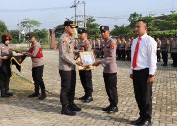 Jerih Payah Berbuah Manis: Belasan Personel Polres Pringsewu Terima Penghargaan Khusus