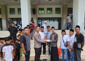 Kapolres Pringsewu Turut Andil Pada Agenda Berbagi Nasi PWI