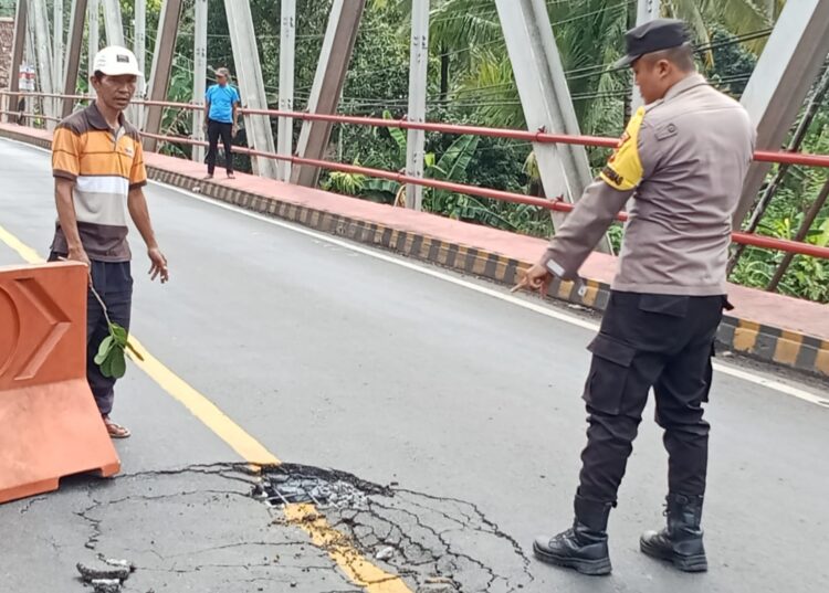 Jembatan Lintas Tengah Rusak, Polres Lampura Himbau Pengguna Jalan Hati Hati