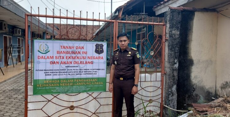 Kejari Lampura Sita Aset Tanah Dan Bangunan Milik dr Maya Metissa